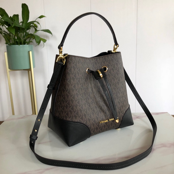 マイケルコースバッグ背面デザイン